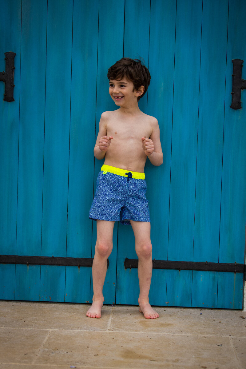 Garçon portant un maillot de bain à ceinture élastique Meno Sunny Atolls