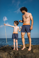 Garçon portant un maillot de bain à ceinture élastique Meno Bondi Beach
