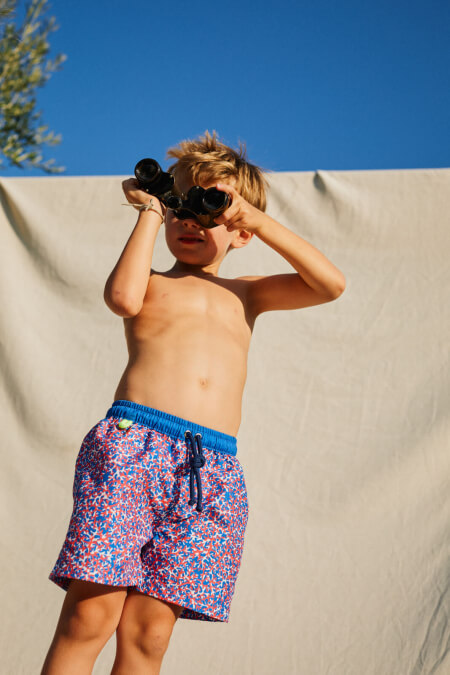 Garçon portant un maillot de bain à ceinture élastique Meno Pink Reef
