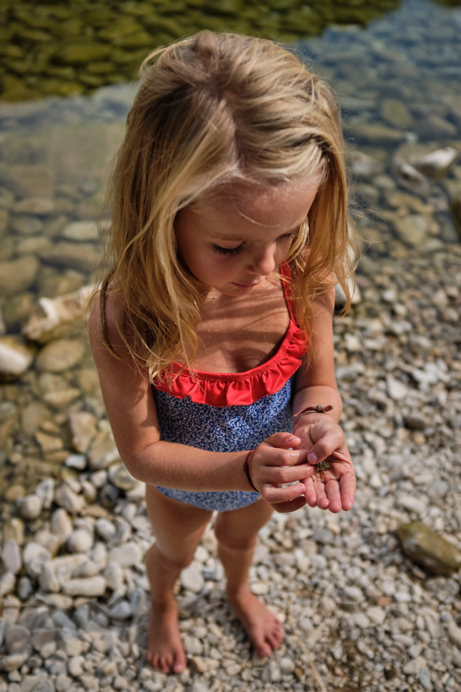 Petite fille portant un maillot de bain une-pièce Java Off the Coast