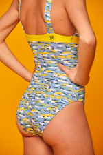 Femme portant un maillot de bain une-pièce Pâquerettes GILI'S x EMOI EMOI