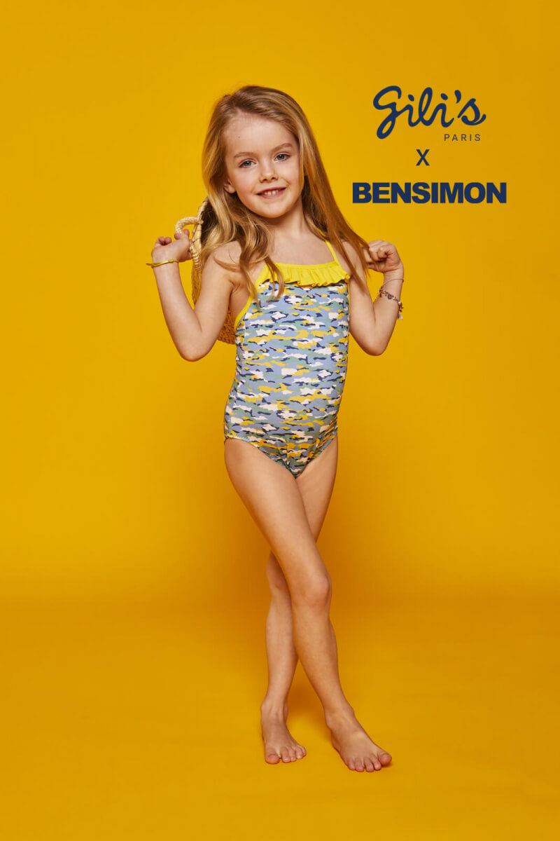 Petite fille portant un maillot de bain une-pièce Java Camouflage GILI'S x BENSIMON