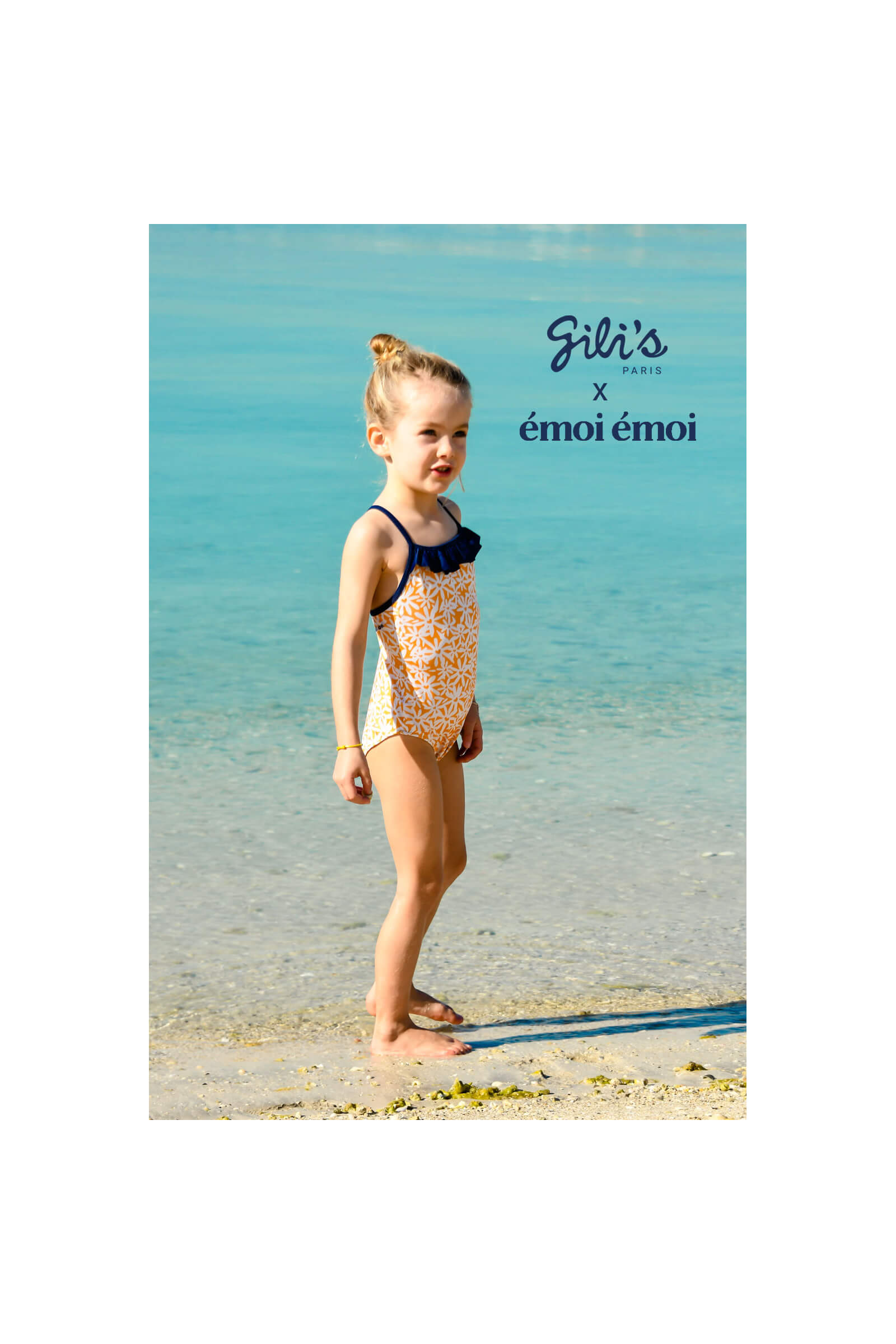 Petite fille portant un maillot de bain une-pièce Java Pâquerettes GILI'S x EMOI EMOI