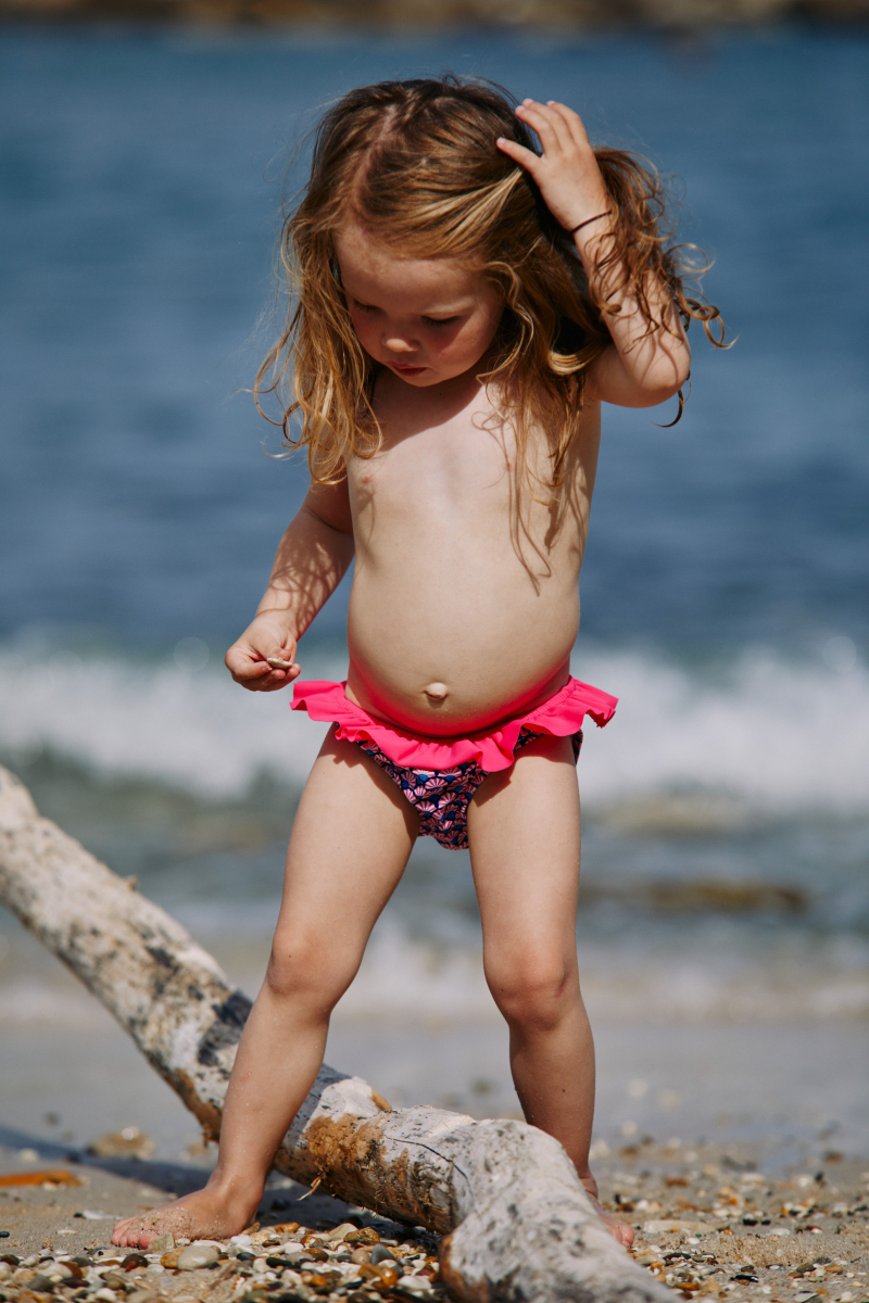 Petite fille portant une culotte de bain Pink Sensu