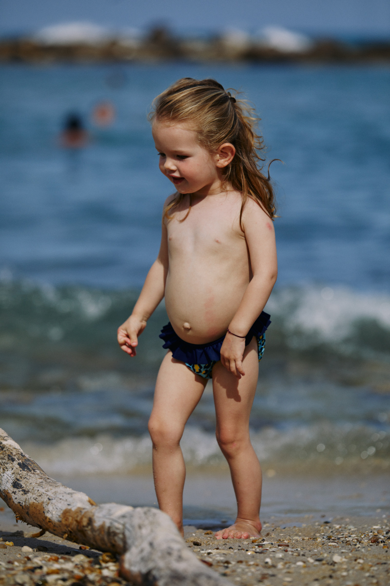Petite fille portant une culotte de bain Tropical Leopard