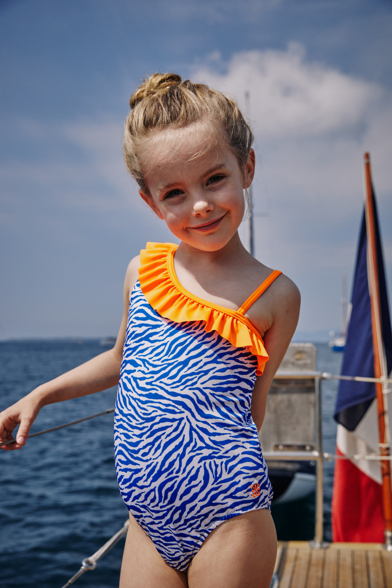 Petite fille portant un maillot de bain une-pièce Java Electric Zebra