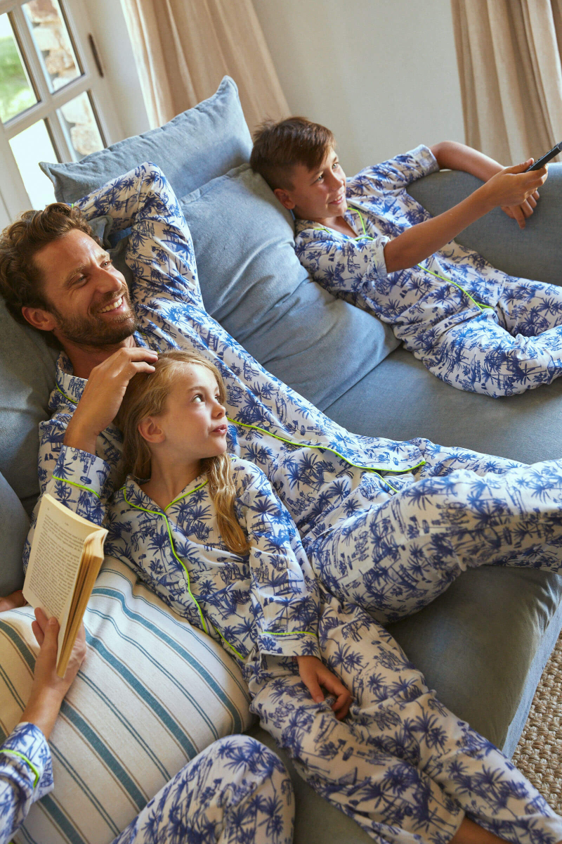 Famille portant un pyjama chemise-pantalon imprimé Toile de Jouy Balinaise