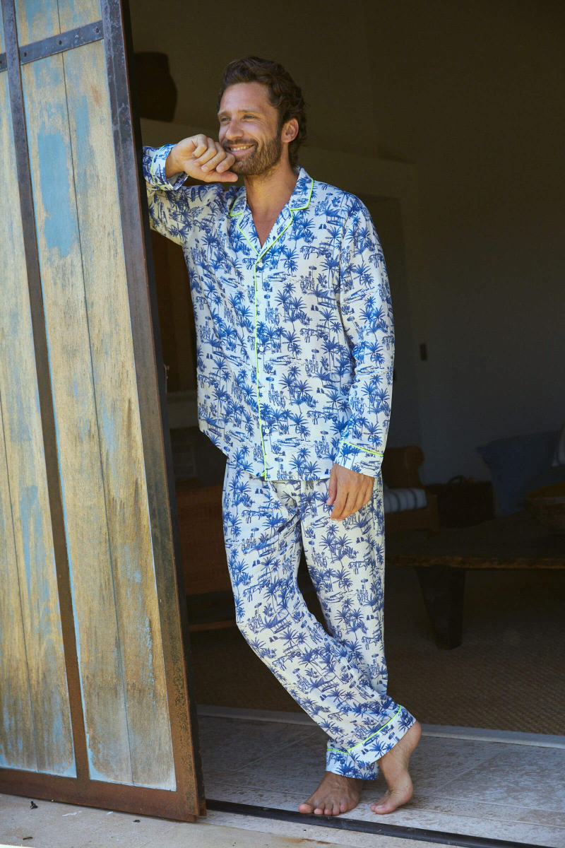 Homme portant un pyjama chemise-pantalon imprimé Toile de Jouy Balinaise