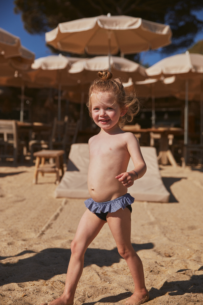 Petite fille portant une culotte de bain Navy Azulejos