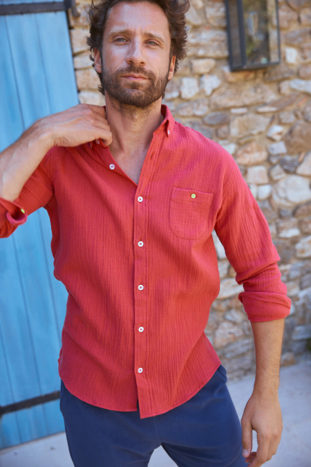 Homme portant une chemise poppy red en gaze de coton, col classique
