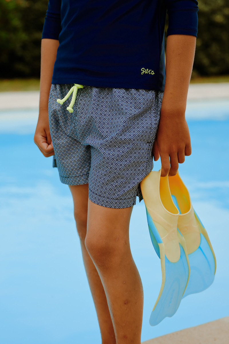 Garçon portant un maillot de bain à ceinture élastique Meno Navy Azulejos