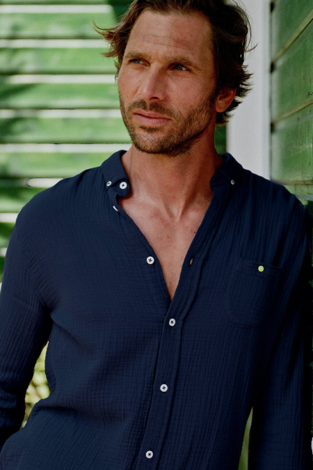 Homme portant une chemise à manches longues en gaze de coton Bleu gris