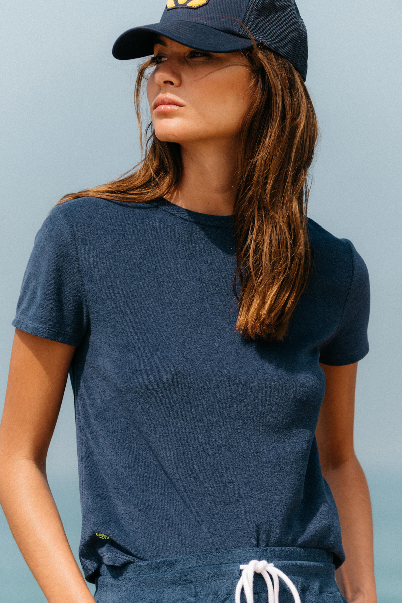 Femme portant un t-shirt à manches courtes en coton éponge bleu navy