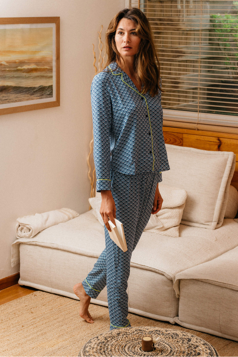 Femme portant un pyjama chemise-pantalon