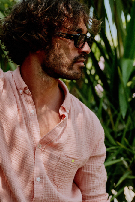 Homme portant une chemise en gaze de coton rose