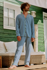 Homme portant un pyjama chemise-pantalon imprimé Blue Kyoto