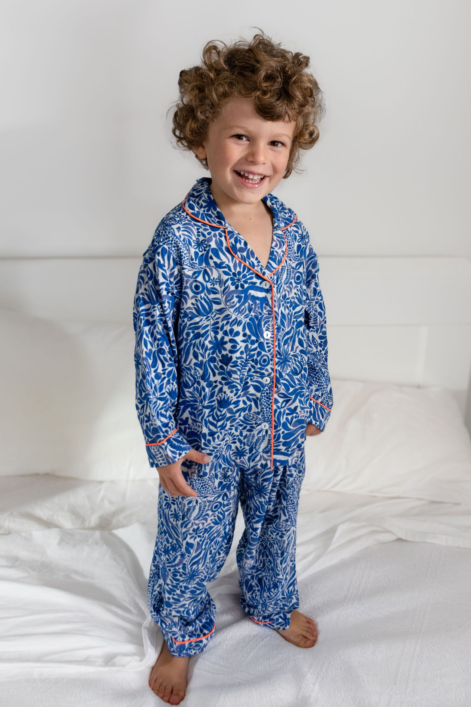 Enfant portant un pyjama chemise-pantalon Amazonico
