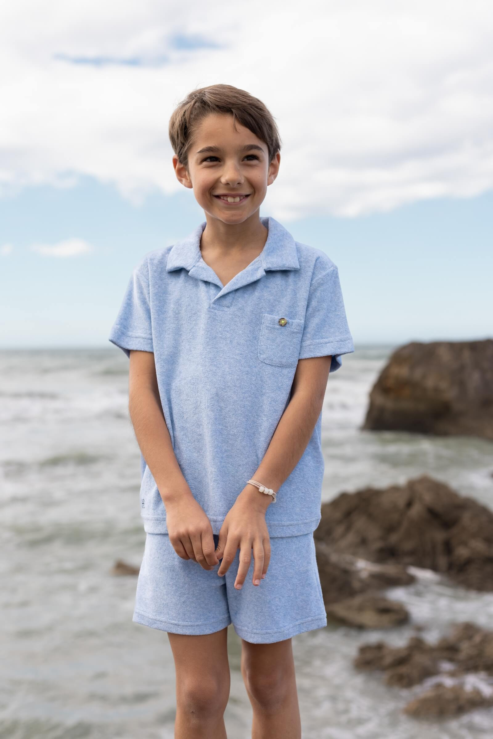 Enfant portant un polo éponge bleu clair